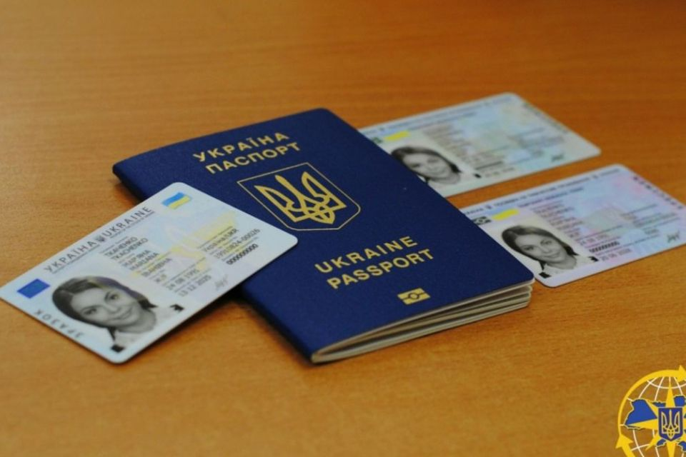 Як змінити прізвище в закордонному паспорті після одруження