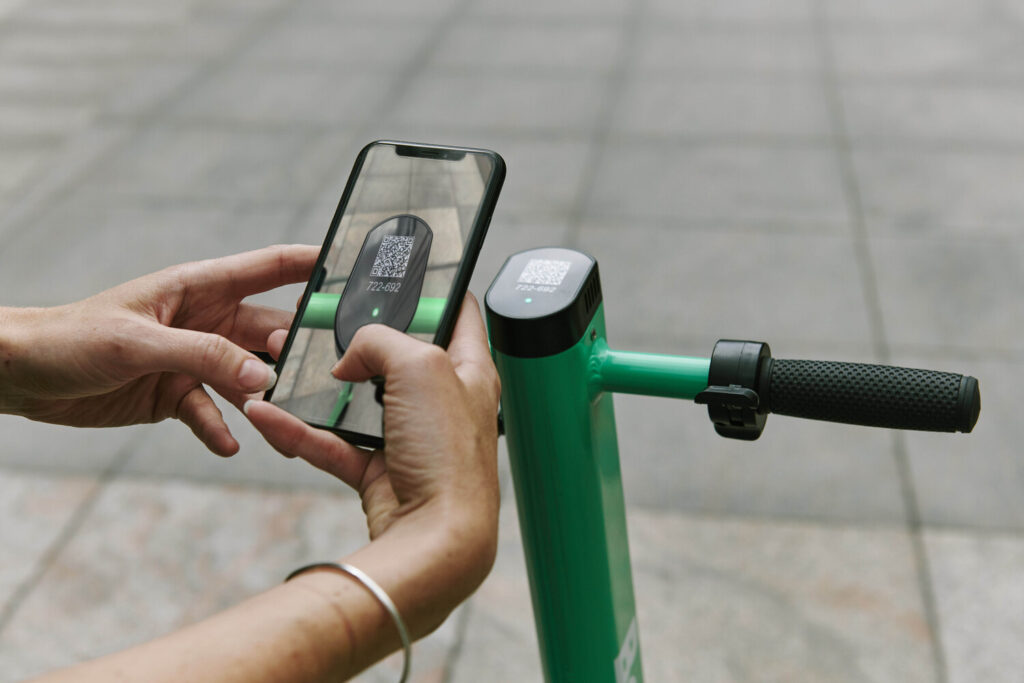 Відсканування QR-коду для розблокування самокату Bolt
