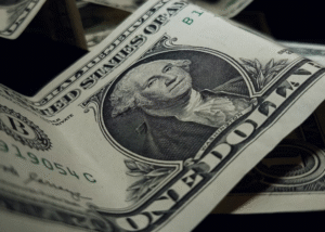 Долар поновив ослаблення внаслідок торгівельних війн Трампа – Reuters