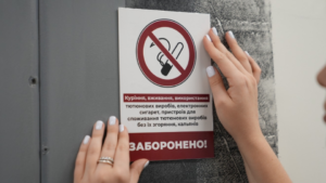 Заклади почали ретельніше перевіряти на дозволене куріння. Які штрафи загрожують 