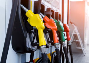 Долар росте – бензин також: експерт пояснив вплив курсу на ціноутворення пального