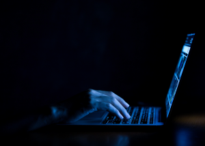 Тепер і від імені НБУ: шахраї масово розсилають вірусні листи з підроблених адрес