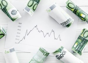 Євро у світі піднявся до рівня 2021 року і курс в Україні також готується встановити рекорд