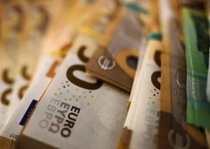 Офіційний курс євро фактично сягнув 49 гривень