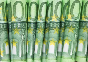 Євро за місяць додав 2 гривні і закінчує червень вже з п’ятим рекордом