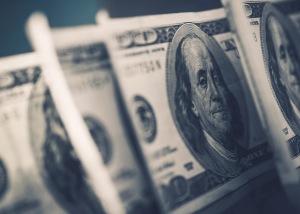 Долар пережив найгірше півріччя за 50 років через політику Трампа