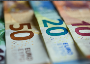 Євро знижується після скептичної оцінки угоди між США та ЄС