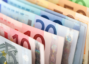 Аналітики прогнозують рекордне зростання євро через недовіру до долара