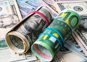 Долар зростає на очікуваннях зниження ставки ФРС, євро просідає через торгівельні тарифи США