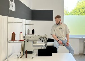 Крок до свого. Досвід родини Семененків, які створили майстерню шкіряних виробів за $2000