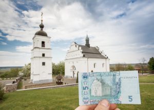 Нардеп з нульовими шансами пропонує розміщувати на банкнотах напис “Ми віримо в Бога”