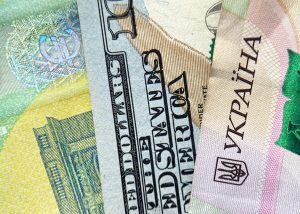 Гривня закінчила робочий тиждень з трьома рекордами і замахнулась на четвертий