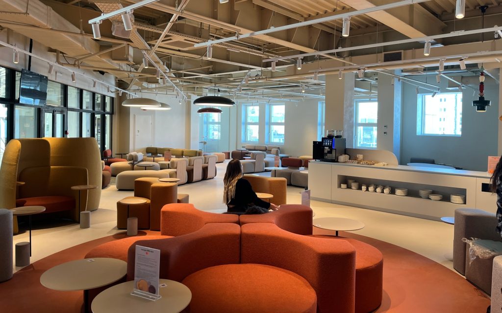 Mastercard Lounge ONE Kyiv Mastercard запустили lounge-зону на залізничному вокзалі у Києві