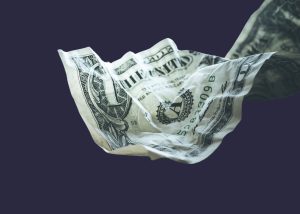 Долар на міжнародних ринках рекордно ослабився на фоні політичної турбулентності