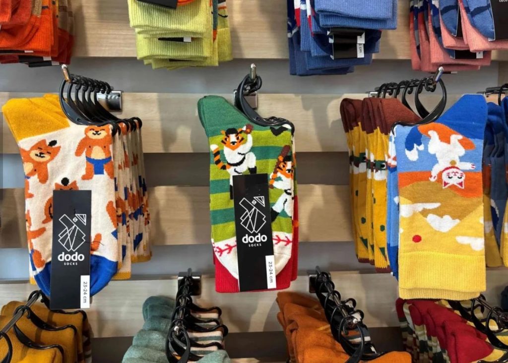 shkarpetky dodod socks Японці пʼють з горнят 